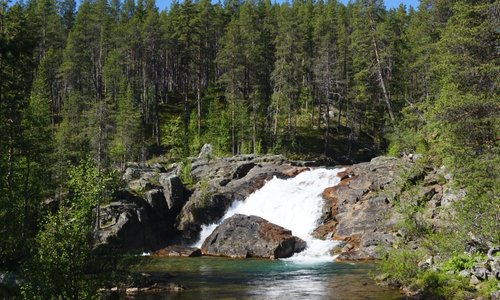 Ravadasköngäs Waterfall