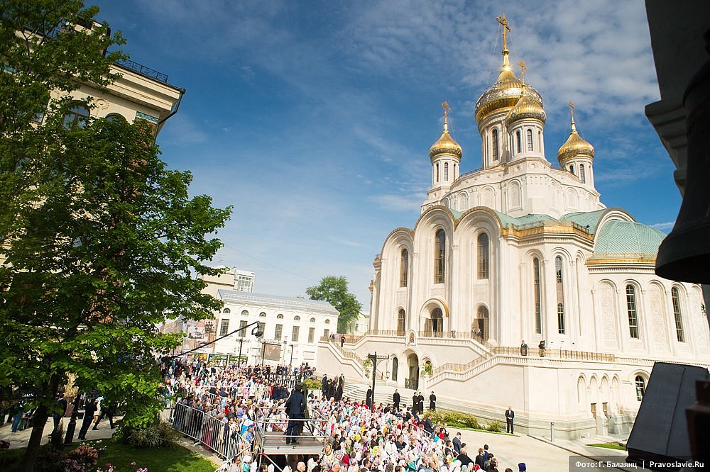 Сретенская церковь москва. Храм новомучеников и исповедников российских в Сретенском монастыре. Новый собор Сретенского монастыря в Москве. Храм новомучеников Москва Сретенский монастырь. Сретенский монастырь в Москве новый храм.