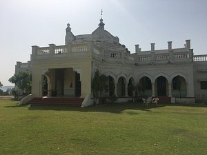 Aaram Baagh – Sanchi in Sanchi, image may contain: Villa, Housing, House, Grass