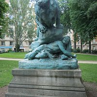 La sculpture sur son socle