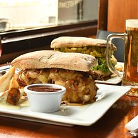 Nustra especialidad, sandwich y cervezas!