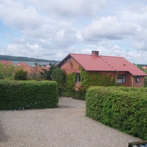 Her får man et helt hus med vandkik fra stue og havestue til Limfjorden.