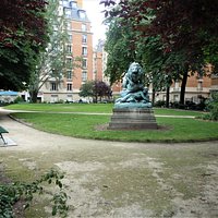 Le square et la sculpture