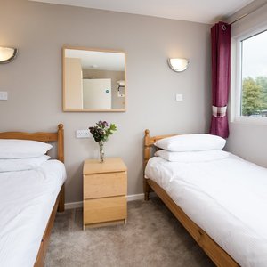 Pennine Lodge - Twin bedroom overlooking courtyard