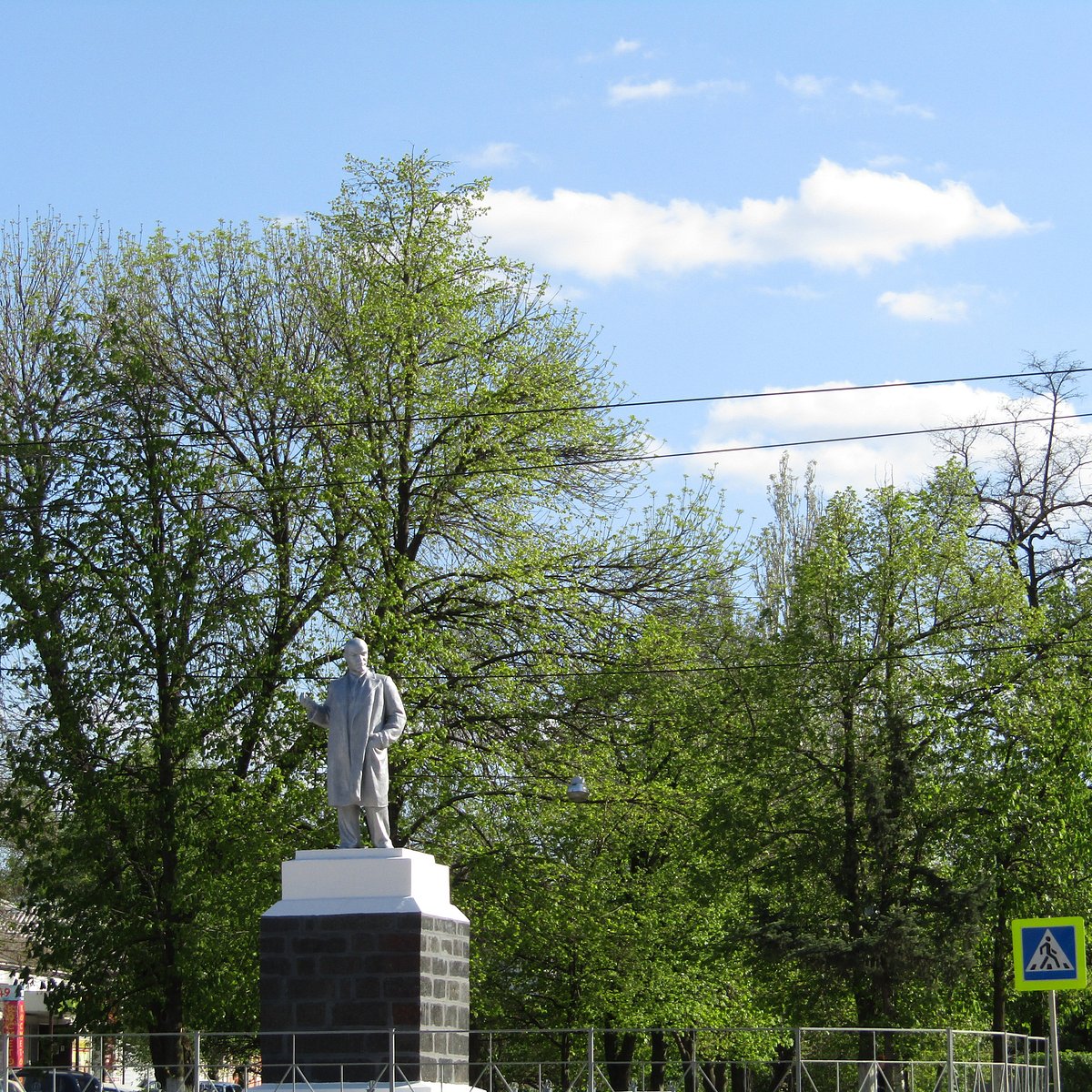 Парк излучина каменск шахтинский. Памятники Ленину (Каменск-Шахтинский). Памятник Ленина в Каменске Шахтинском. Площадь труда Каменск-Шахтинский.