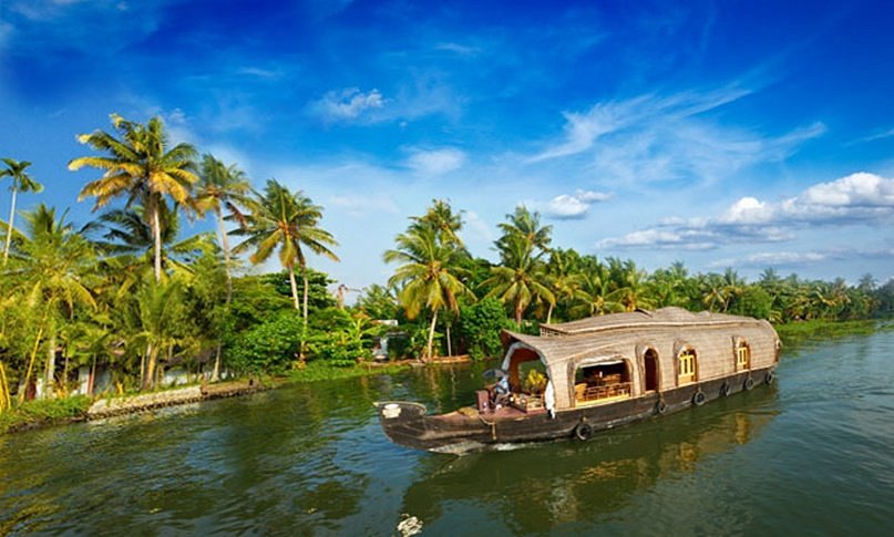 backwater tourist destination in kerala