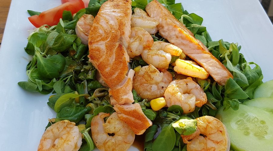 Salat mit Lachs und Garnelen 13,50€
