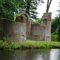 Ruine Kasteel Toutenburg in het openbare park Oldruitenborgh