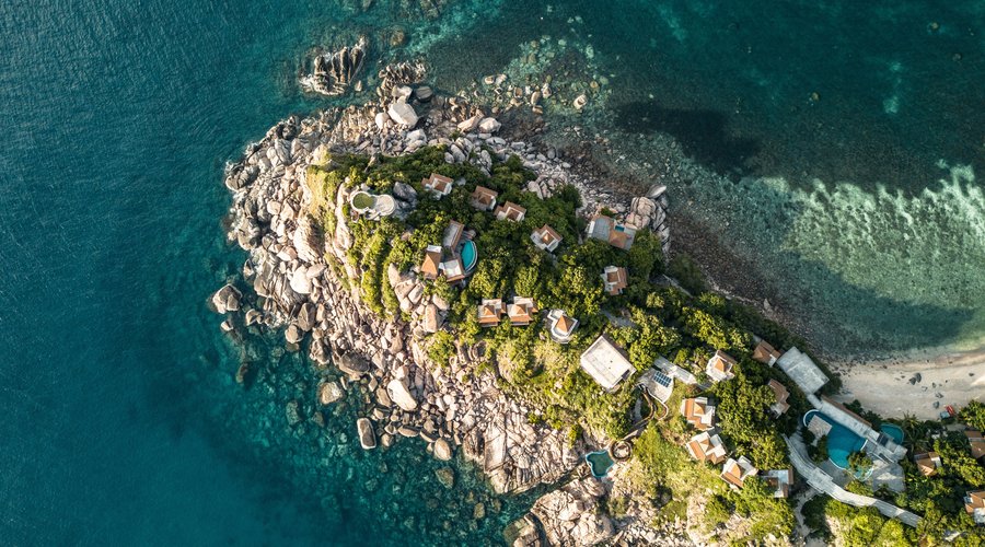 Welcome to Sai Daeng Resort, perched on a peninsula on Koh Tao in the Gulf of Thailand!
