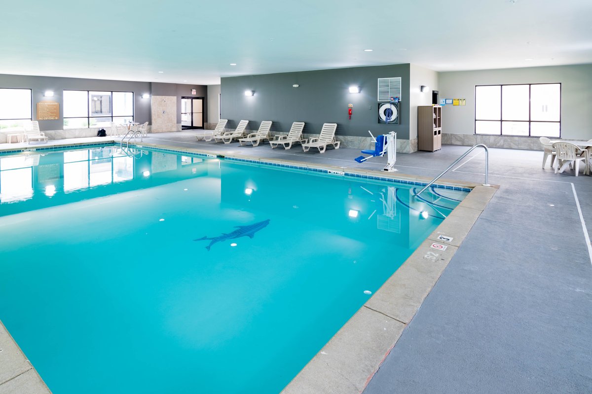 Clarion Inn Elmhurst - Oakbrook Pool Pictures & Reviews - Tripadvisor