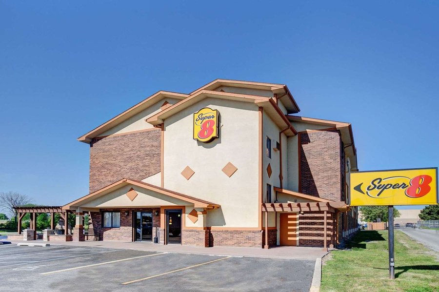 SUPER 8 BY WYNDHAM ROSEVILLE/DETROIT AREA $59 ($̶6̶8̶) - Prices & Motel