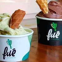 Gelatos naturais de pistache (frente) e chocolate (fundo).