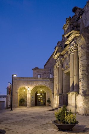Parador de Plasencia in Plasencia, image may contain: Villa, Potted Plant, Plant, Arch