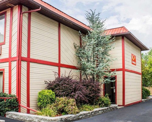 Affordable Pet Friendly Hotel In Marion Indiana Red Roof Inn Marion In Red Roof Inn Cheap Hotels Red Roof