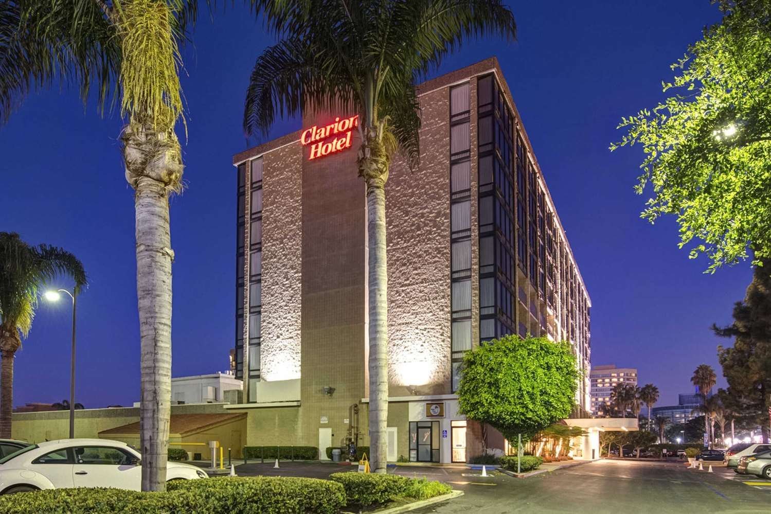 CLARION HOTEL ANAHEIM RESORT Ahora 87 Antes 1 4 3   Hotel Exterior 