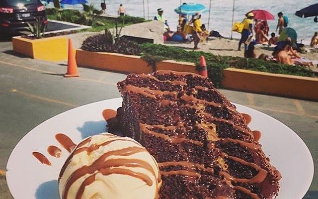 Torta de chocolate con helado
