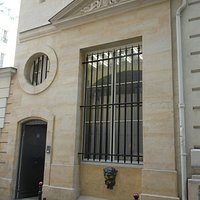 La fontaine en façade