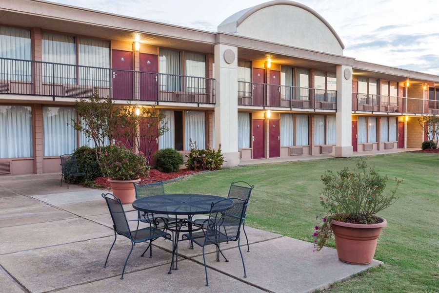 DAYS INN WYNDHAM HILLSBORO  50     8  2    Prices Hotel Reviews