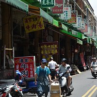 狭い通りに店がひしめく。あるいて見学するのに半日?