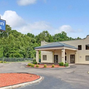 Welcome to the Days Inn and Suites Memphis