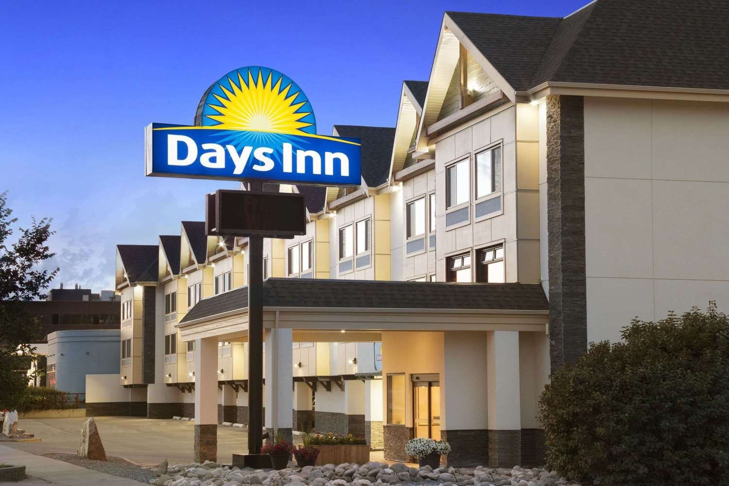 DAYS INN BY WYNDHAM CALGARY NORTHWEST 88 1 2 0 Updated 2022   Exterior 