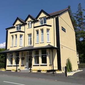 Bron Rhiw Guest House - 9 bedroom, all en suite B & B in Criccieth.