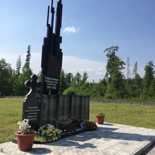 Архангельское в наро фоминском районе. Зосимова пустынь кладбище. Памятник летчикам Зосимова пустынь. Братское захоронение 1941 г. рядом с Зосимовой пустыней.