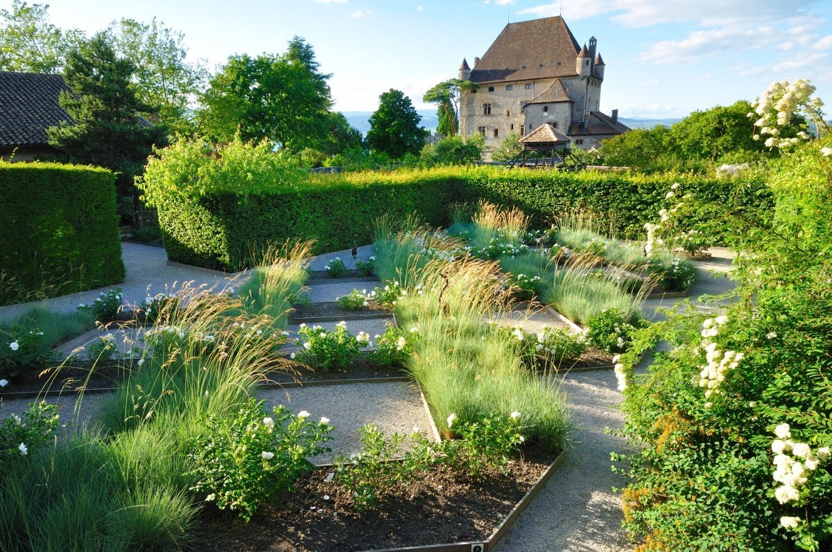 Сад на 5 дней. Сад le Jardin des cinq Sens d Yvoire (Savoie). Сад пяти чувств. Парк Эксфлора. Сад 5 чувств деревни Ивуар.