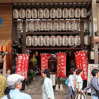 目抜き通りに面したお寺
