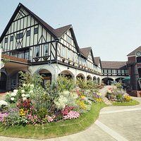 展望エリアのウェルカムガーデンは神戸布引ハーブ園に訪れたゲストを季節の花々でお迎えいたします