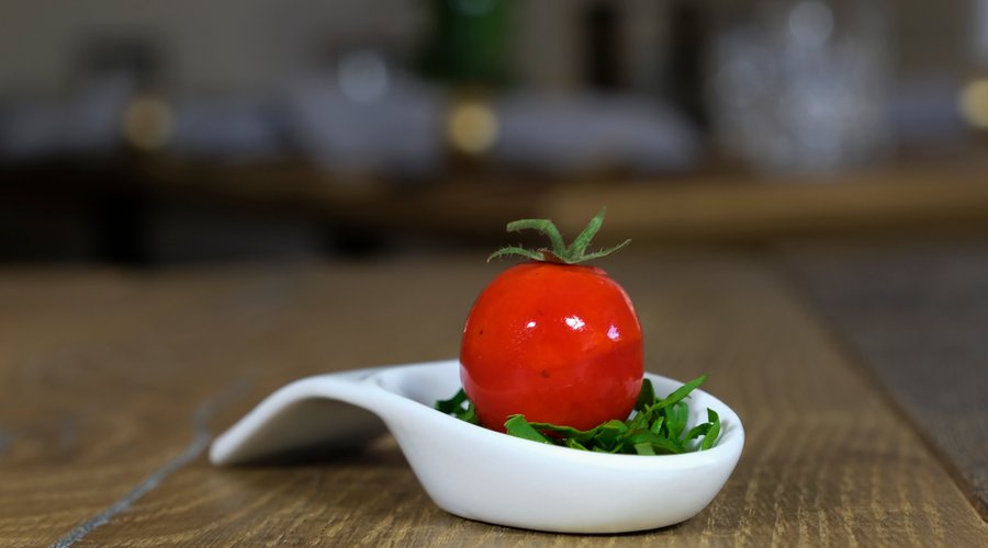 Mozzarellamousse im Tomatenmantel