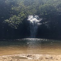 Vale a pena! Estrutura ótima, lugar maravilhoso. Água bem gelada, mas o sol quente equilibra. É
