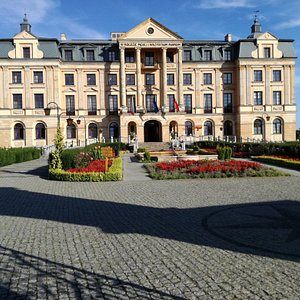 Palac Bursztynowy in Wloclawek, image may contain: Housing, Building, Villa, House