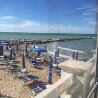La meravigliosa terrazza del Lido Nadia con la spiaggia che da sulla passerella di scogli