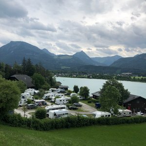 Kleiner ruhiger Campingplatz am Ufer des Wolfgangsees