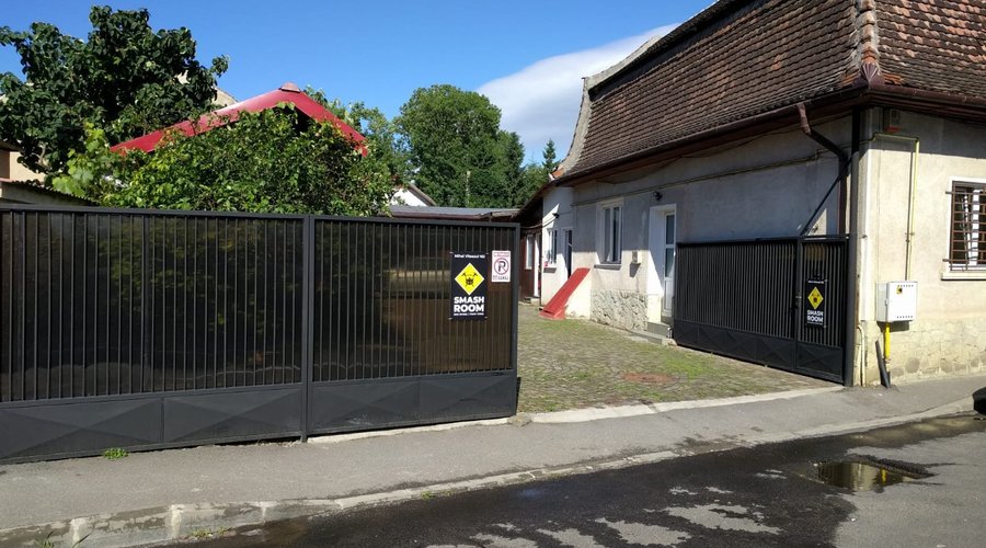 Smash Room Free Parking