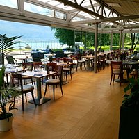 Voici notre terrasse avec vue sur le port et le lac du Bourget
