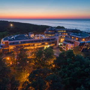 Hotel Dom Zdrojowy Resort & SPA in Jastarnia, image may contain: Land, Outdoors, Sea, Vegetation