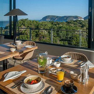 Breakfast with a view over the Robberg Peninsula