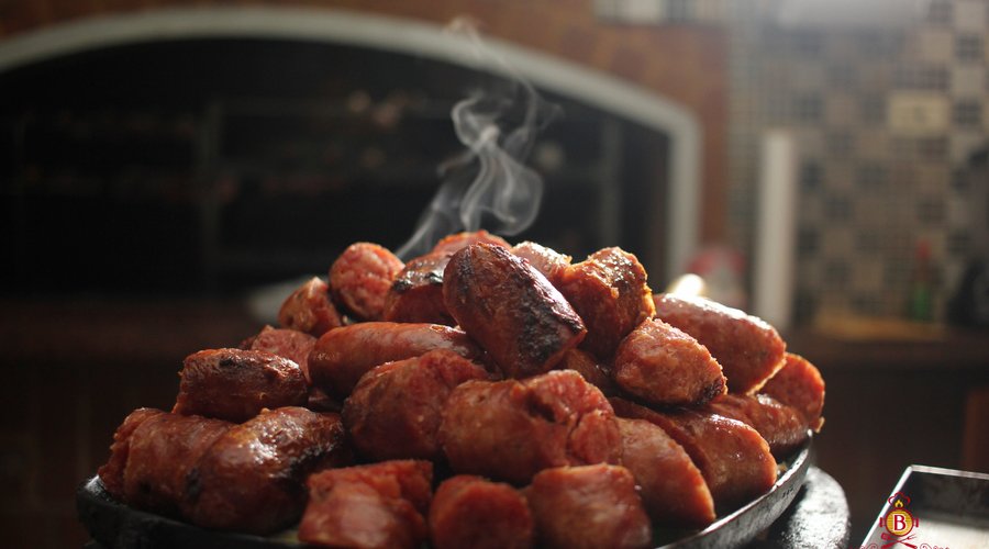 Linguiça levemente apimentada, feita na casa...
