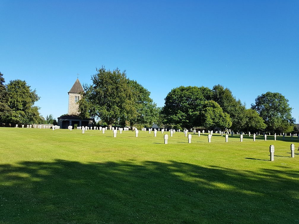 Cotentin. Des jeunes en insertion repeignent les tombes du cimetière  militaire allemand