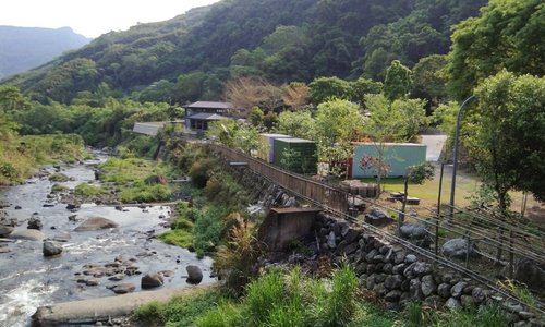 奥の方の建物が温浴施設