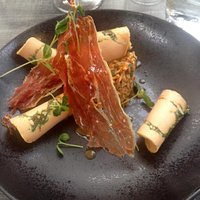 tartare de morilles, très fines tranches de fois gras et tuile croustillante de jambon