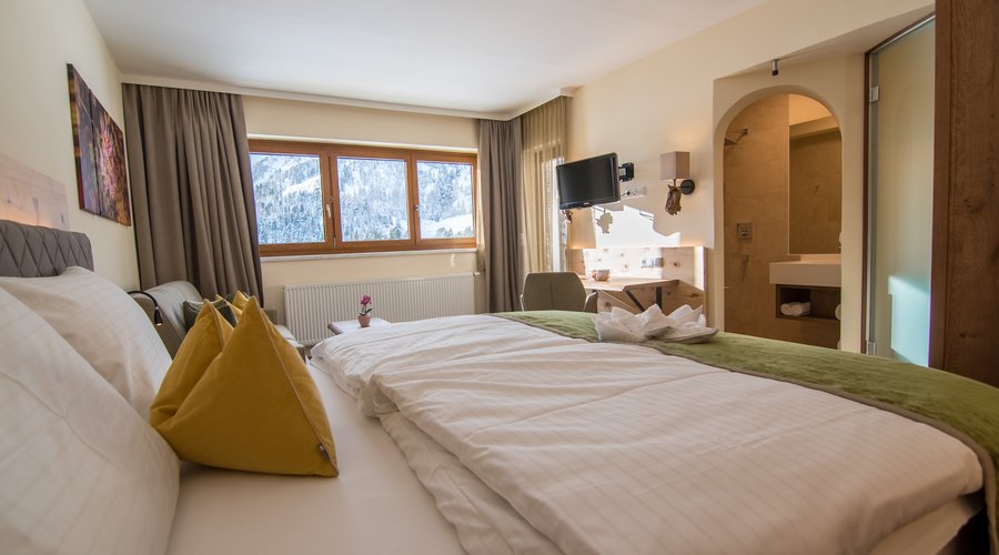 Das Kinderzimmer in der Seepanorama-Familien-Suite mit kleinerem Badezimmer. 