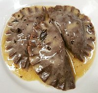 Agnolotti al cacao ripieni con mele e porri e salsa alla salvia