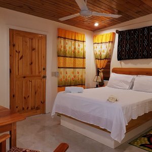 big room with very comfortable Bed, Moskito Shield at every window