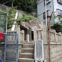 どんがめっさんの岩と玉垣