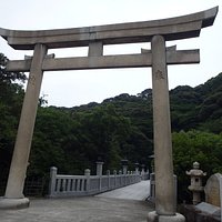 とても長く、綺麗で、新しい参詣道と入口の石鳥居