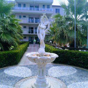 Fontanna z widokiem na część hotelową