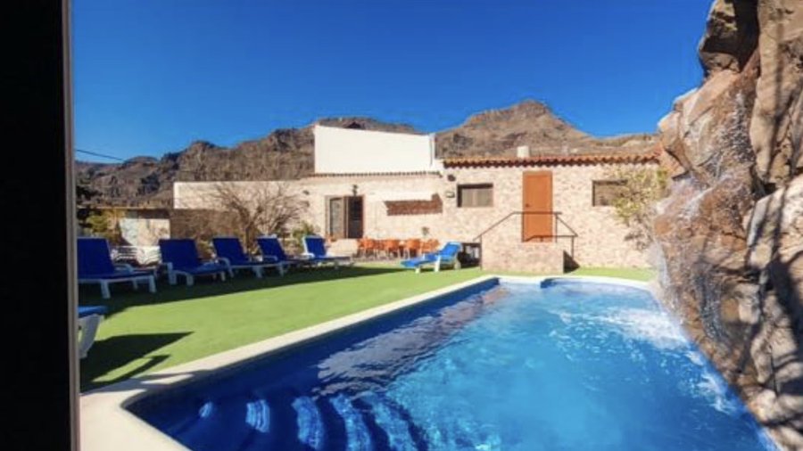 Jardin y piscina